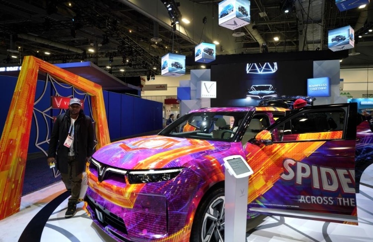 1月11日，人們?cè)诿绹?guó)拉斯維加斯消費(fèi)電子展越南電動(dòng)汽車制造商VinFast展臺(tái)參觀。新華社記者吳曉凌攝