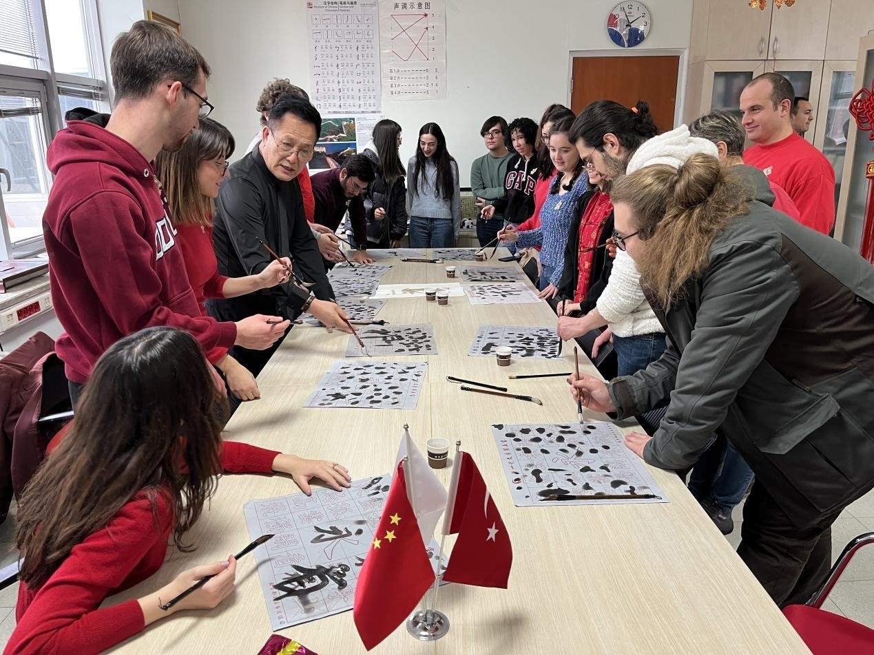 學生體驗書法。中東技術大學孔院供圖