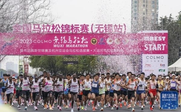 2023年3月19日，2023無(wú)錫馬拉松鳴槍開賽。新華社記者 李博 攝