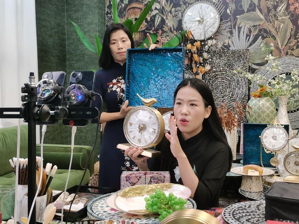 △在廣西防城港東興市一個(gè)電商直播間里，主播在進(jìn)行活動(dòng)推介。