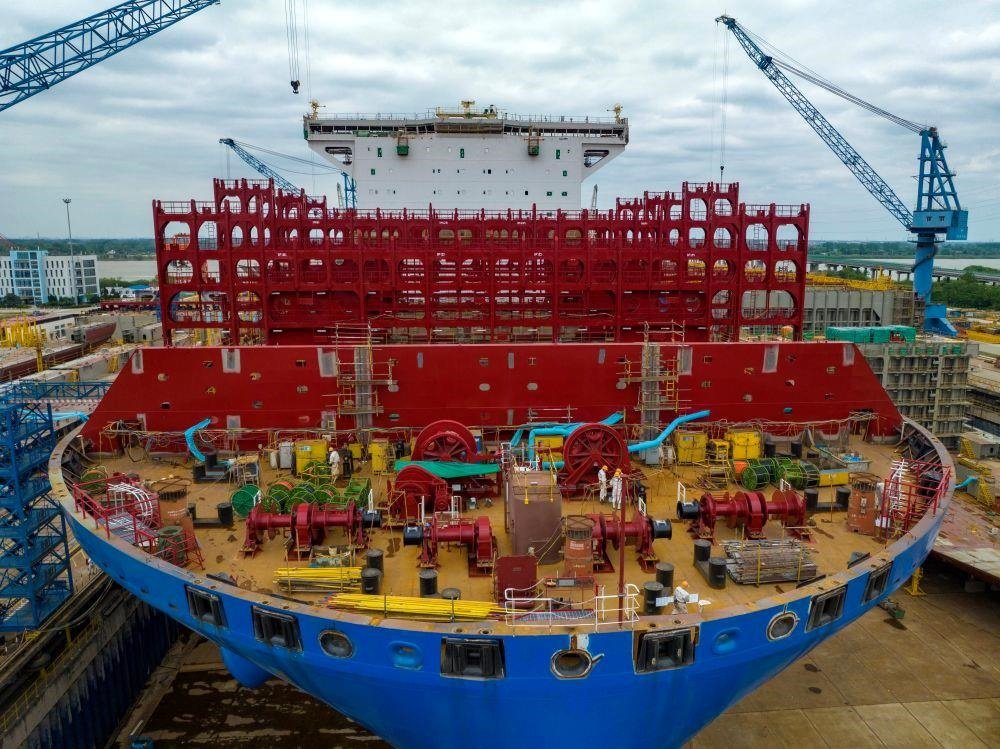 △2023年5月7日，江蘇揚(yáng)州中遠(yuǎn)海運(yùn)重工有限公司工人在作業(yè)。