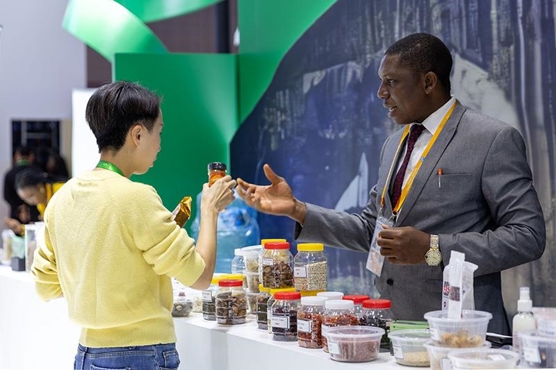 △2023年11月7日，在進(jìn)博會(huì)國(guó)家館尼日利亞館，展商介紹尼日利亞產(chǎn)品。