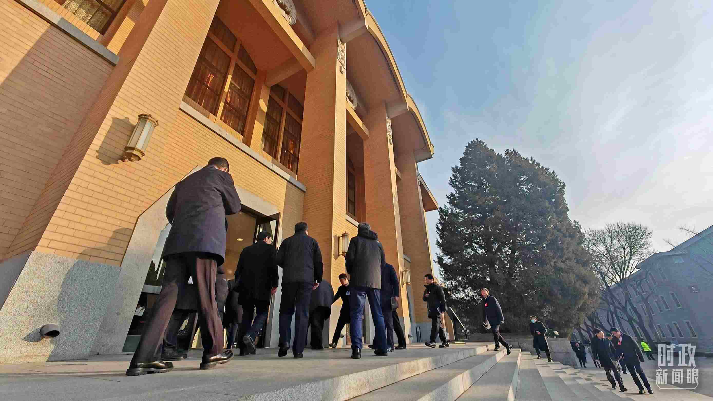 △省部級主要領(lǐng)導(dǎo)干部推動金融高質(zhì)量發(fā)展專題研討班的學(xué)員們正在進入會場。（總臺央視記者王策拍攝）