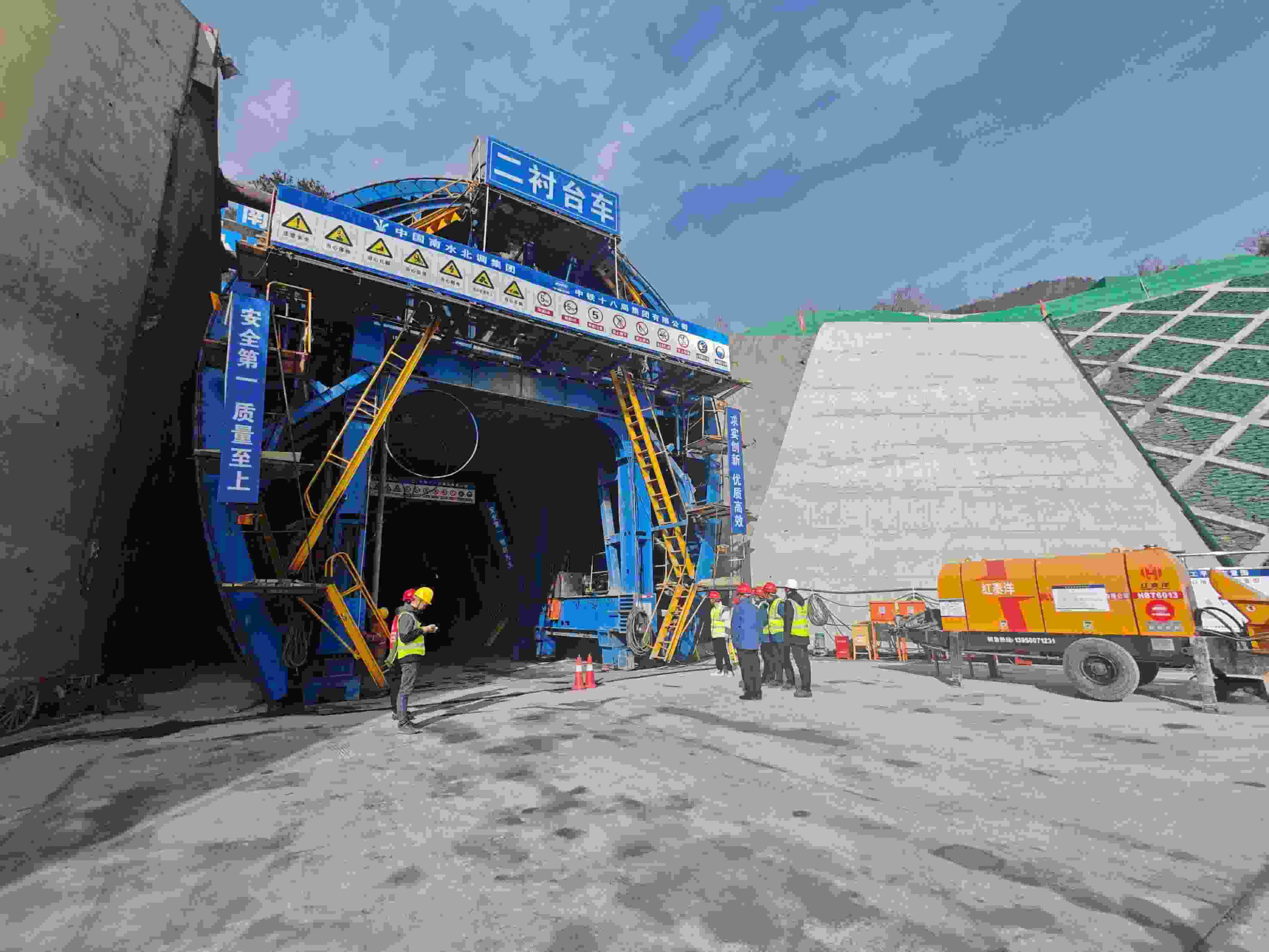 湖北省襄陽市?？悼h馬良鎮(zhèn)的引江補(bǔ)漢工程輸水隧洞8號(hào)平洞施工現(xiàn)場。受訪者供圖