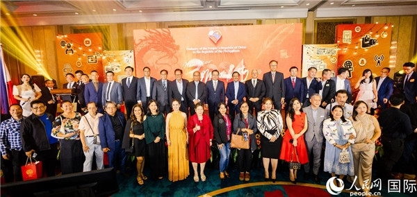 出席駐菲律賓使館2024年新年媒體沙龍部分嘉賓代表合影。人民網(wǎng)記者樊帆 攝