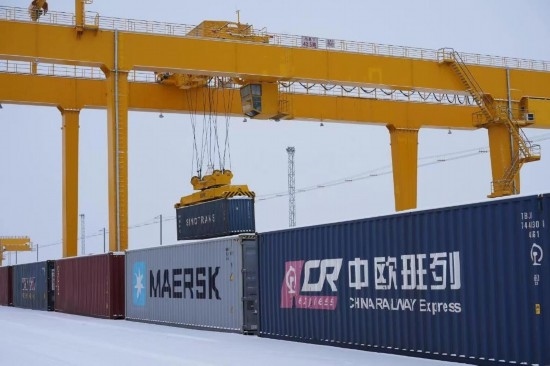 霍爾果斯口岸鐵路換裝場內(nèi)正在進行集裝箱換裝作業(yè)。（受訪單位供圖）