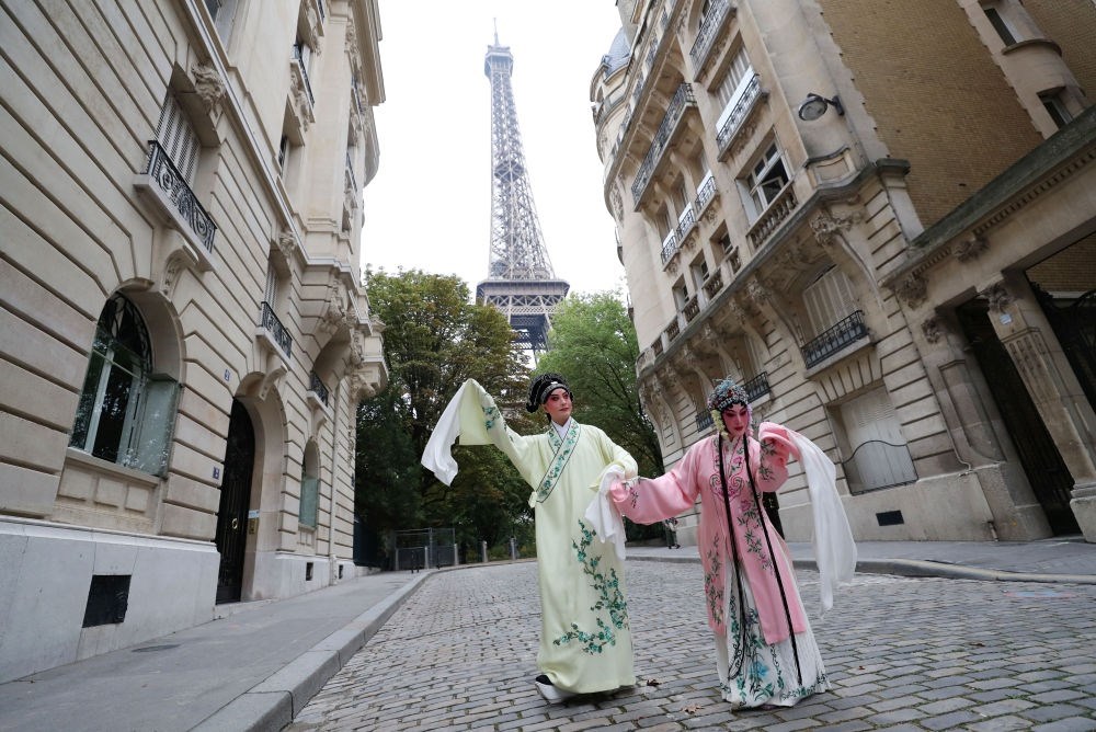 2023年9月13日，江蘇省演藝集團昆劇院院長施夏明（左）和江蘇省演藝集團昆劇院國家一級演員孔愛萍在法國巴黎埃菲爾鐵塔附近參加昆曲快閃。新華社記者 高靜 攝