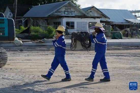 1月18日，工作人員在瑙魯艾沃港碼頭升級改造項目工地工作。新華社記者 王申 攝