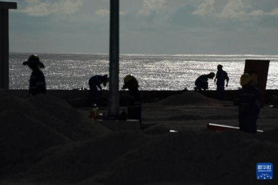 1月18日，工作人員在瑙魯艾沃港碼頭升級改造項目工地工作。新華社記者 王申 攝
