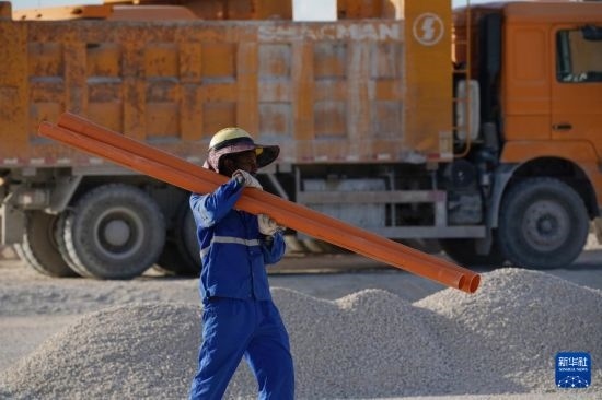 1月18日，工作人員在瑙魯艾沃港碼頭升級改造項目工地工作。新華社記者 王申 攝