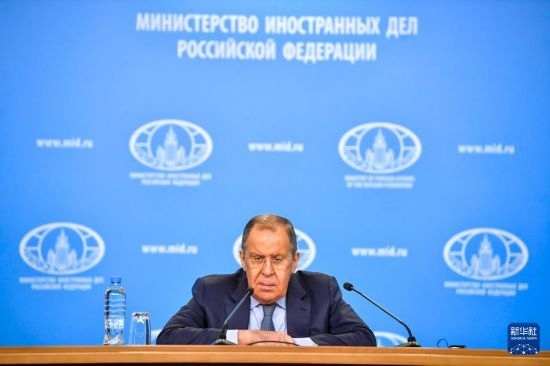 1月18日，在俄羅斯首都莫斯科，俄羅斯外長(zhǎng)拉夫羅夫回答記者提問。新華社發(fā)（亞歷山大攝）