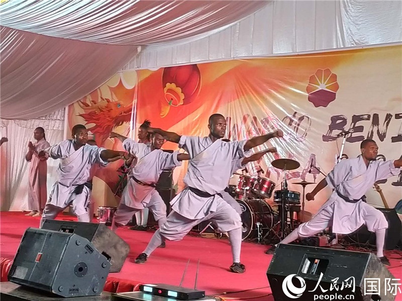 貝寧中國文化中心武術隊在進行表演。人民網記者 黃培昭攝