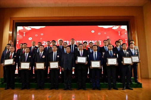 張漢暉為獲獎(jiǎng)單位和個(gè)人頒發(fā)獎(jiǎng)狀。駐俄羅斯使館供圖