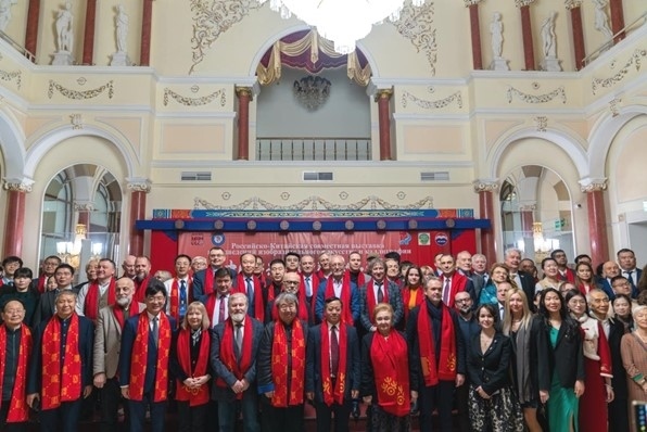 中俄書法美術(shù)作品聯(lián)展與會(huì)來賓共同合影留念。駐俄羅斯使館供圖