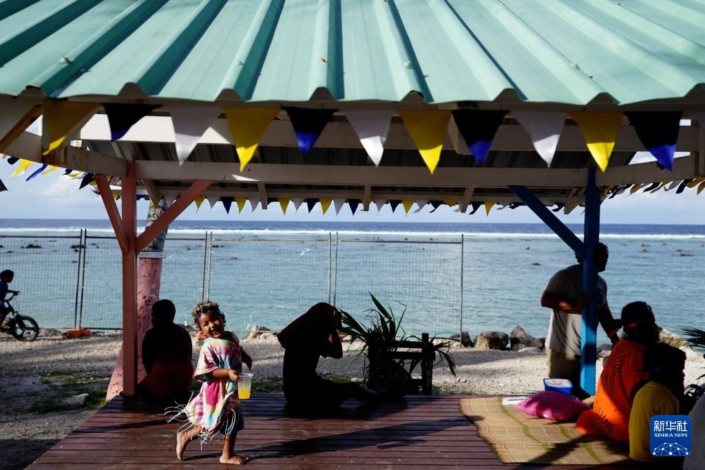 1月20日，當(dāng)?shù)厝嗽阼斠惶幒┬蓍e娛樂。新華社記者 王申 攝