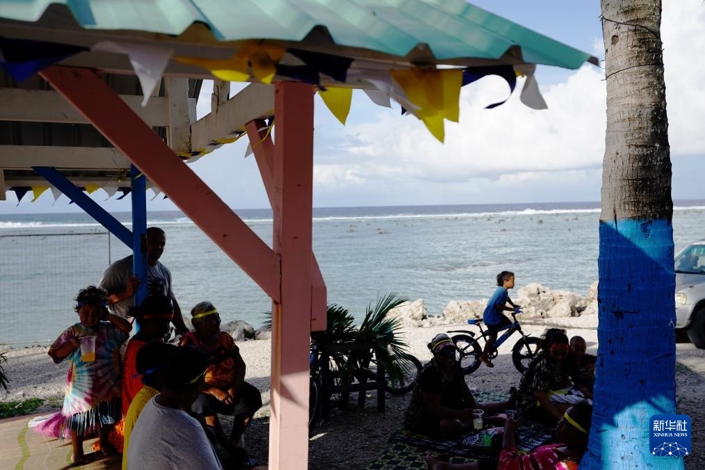 1月20日，當(dāng)?shù)厝嗽阼斠惶幒┬蓍e娛樂。新華社記者 王申 攝