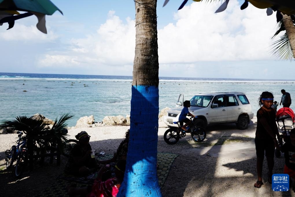 1月20日，當(dāng)?shù)厝嗽阼斠惶幒┬蓍e娛樂。新華社記者 王申 攝