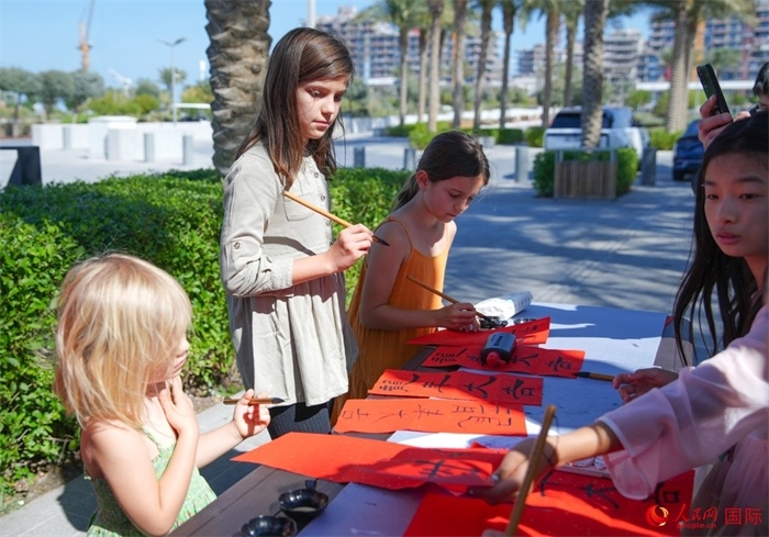 小朋友體驗(yàn)書法創(chuàng)作。人民網(wǎng) 塔里克·易卜拉欣攝