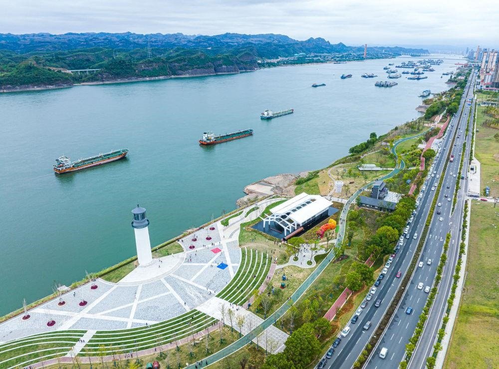 △湖北宜昌市濱江公園燈塔廣場。該廣場是在實施岸線復綠等綜合措施后，由老舊碼頭改造而成。