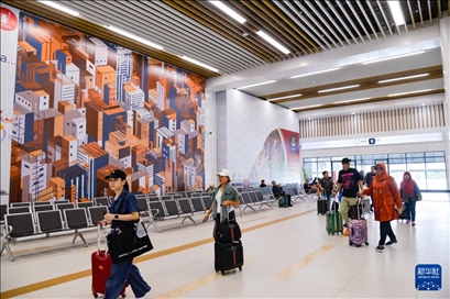 1月24日，在印度尼西亞雅加達哈利姆站，乘客在候車大廳內(nèi)行走。新華社記者 徐欽 攝