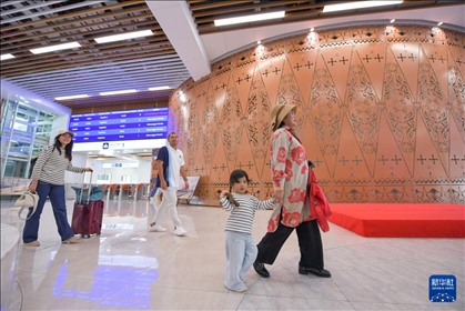 1月24日，在印度尼西亞雅加達哈利姆站，乘客在候車大廳內(nèi)行走。新華社記者 徐欽 攝