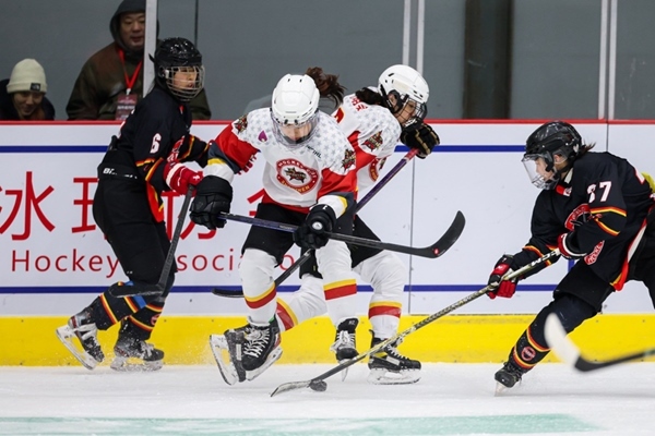 雙方球員爭(zhēng)搶。中國(guó)冰球協(xié)會(huì)供圖