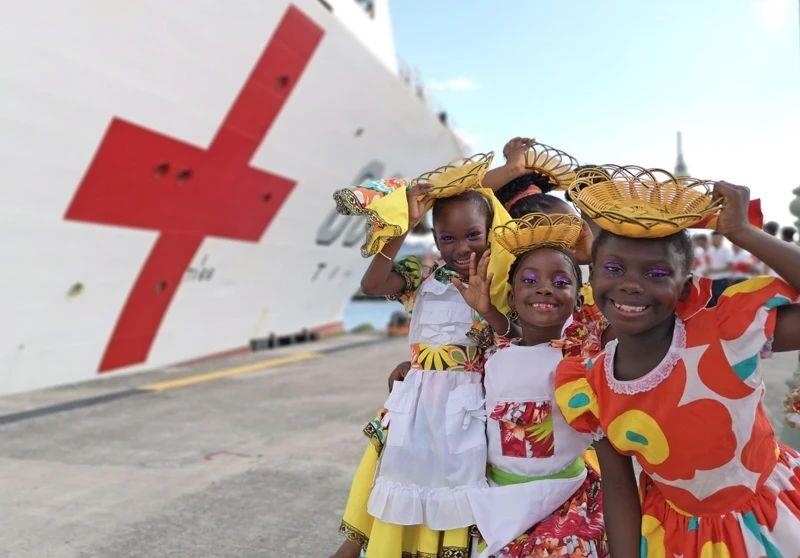 2018年10月，在安提瓜和巴布達(dá)首都圣約翰，當(dāng)?shù)匦∨笥焉泶﹤鹘y(tǒng)服裝歡迎中國海軍“和平方舟”醫(yī)院船首次到訪。