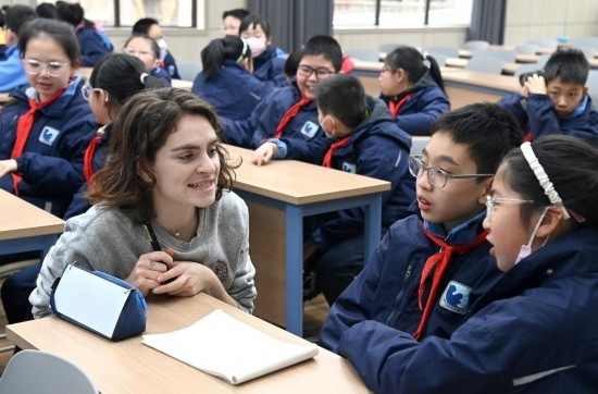  2023年12月18日，在西安新城區(qū)后宰門小學(xué)進(jìn)行的中法校園文化周法語語言沙龍上，西安法語聯(lián)盟的老師與學(xué)生進(jìn)行互動(dòng)。新華社記者 劉瀟 攝