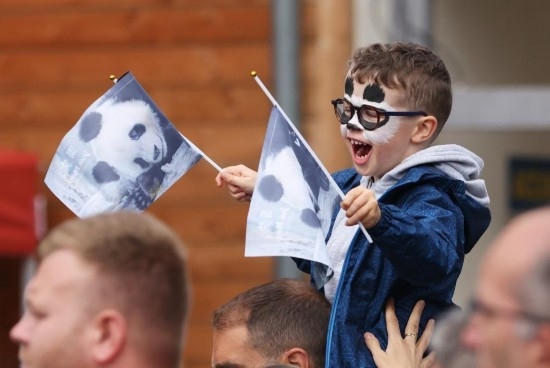  2023年7月26日，在法國圣艾尼昂市博瓦勒野生動(dòng)物園外，一名兒童等待送別熊貓“圓夢(mèng)”。新華社記者 高靜 攝