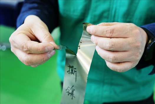 0.05毫米“手撕鎳”。 李羊攝