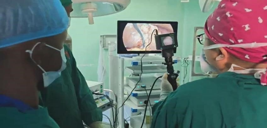 吳巍醫(yī)生（右一）在開(kāi)展雙鏡聯(lián)合手術(shù)。中國(guó)援桑醫(yī)療隊(duì)供圖