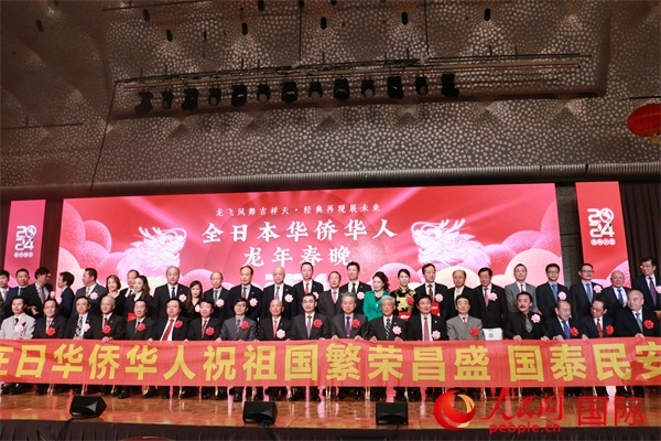 主辦方與嘉賓合影。人民網 許可攝