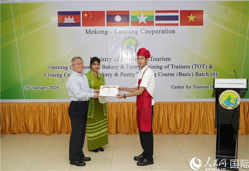 潘峰參贊向?qū)W員頒發(fā)證書。人民網(wǎng)記者 謝佳君攝