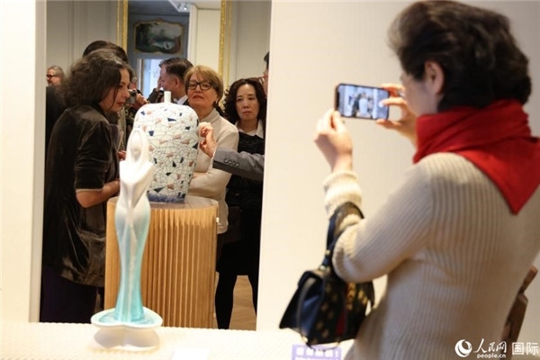 嘉賓和公眾參觀“絲路瓷行”——中國景德鎮(zhèn)陶瓷文化特展。人民網(wǎng)記者 尚凱元攝