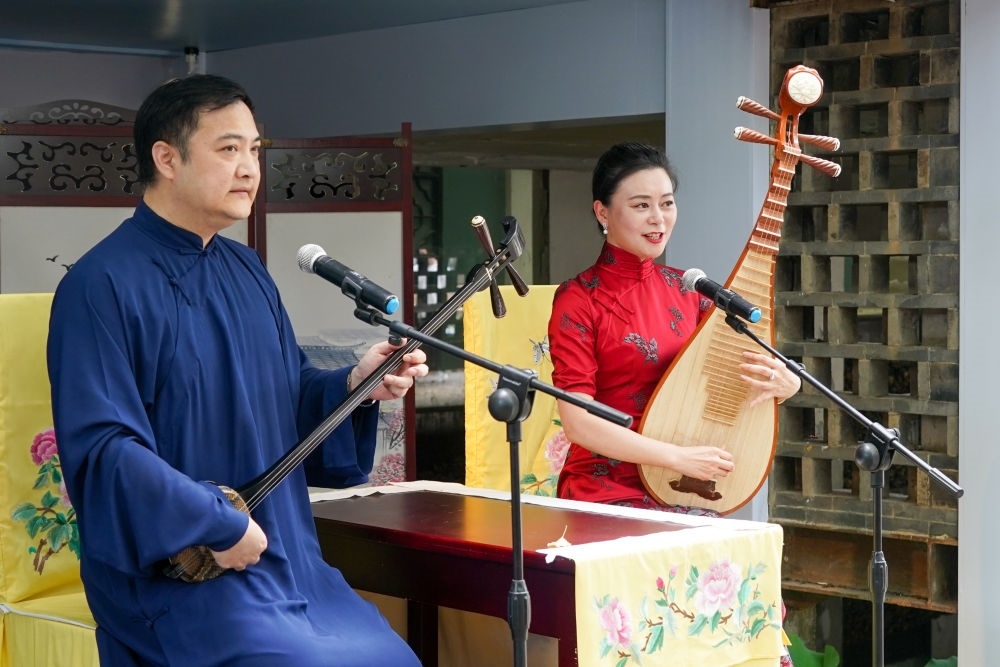 評(píng)彈藝人在蘇州平江路上的一家評(píng)彈店內(nèi)進(jìn)行表演（2023年7月7日攝）。新華社記者 李博 攝