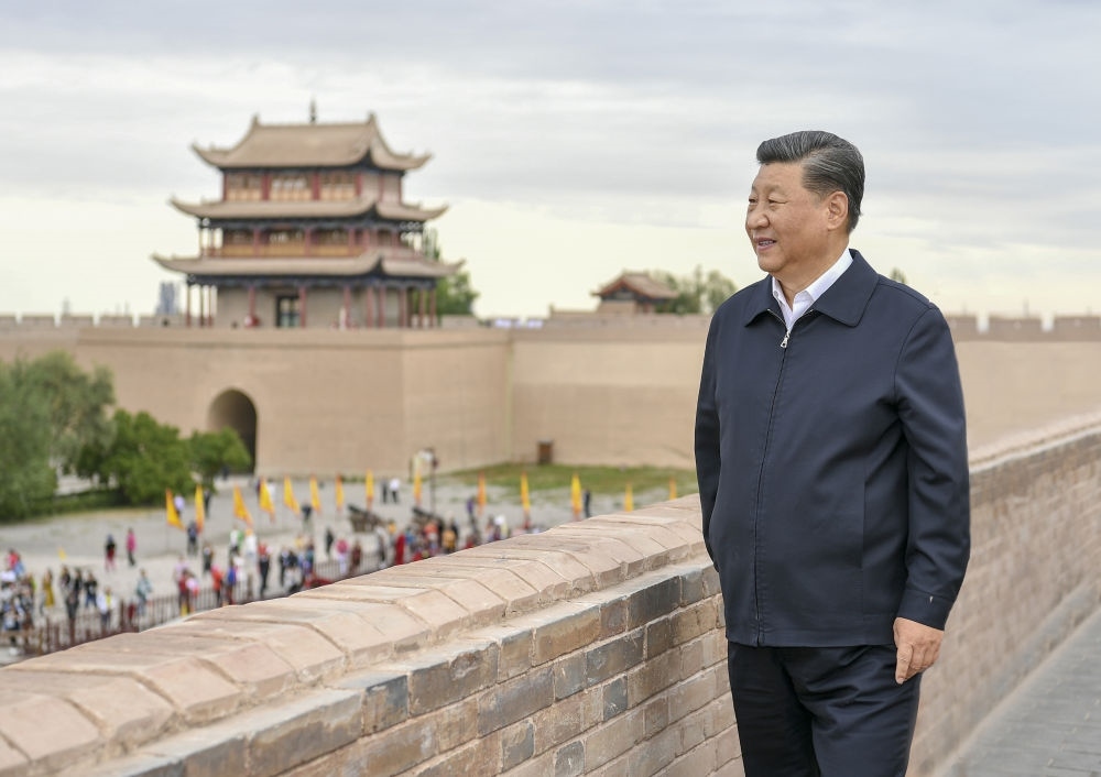 2019年8月20日上午，習近平來到嘉峪關關城，登上城樓察看關城整體面貌，聽取河西走廊長城、關隘歷史文化情況介紹。新華社記者 謝環(huán)馳 攝