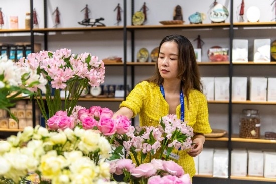 2023年7月1日，在位于湖南省長沙市的湖南高橋大市場，中非經(jīng)貿(mào)博覽會(huì)常設(shè)展館展區(qū)肯尼亞館工作人員在整理產(chǎn)自非洲的鮮花。新華社記者 陳思汗 攝