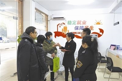  圖③：調(diào)解后，法官現(xiàn)場向當事人做釋法析理工作。