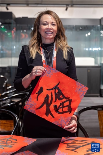 1月28日，在上海豫園舉行的民俗活動(dòng)上，美國(guó)馬斯卡廷初中校長(zhǎng)珍妮弗·李·弗里德利展示自己寫(xiě)下的“福”字。 新華社記者 王翔 攝