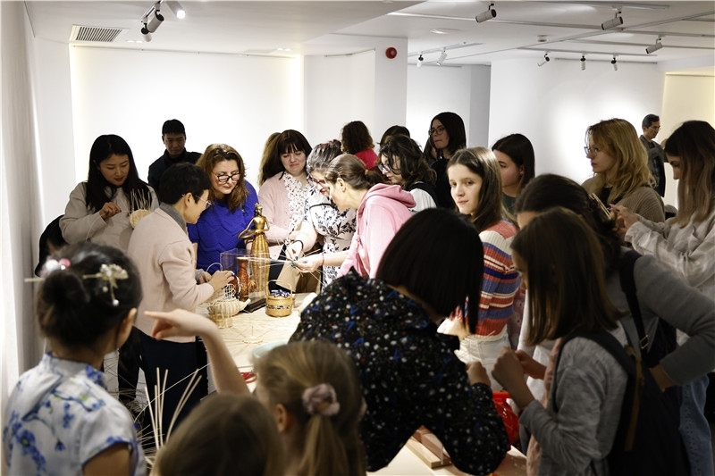 羅馬尼亞觀眾體驗安溪竹藤編技藝。 布加勒斯特中國文化中心供圖