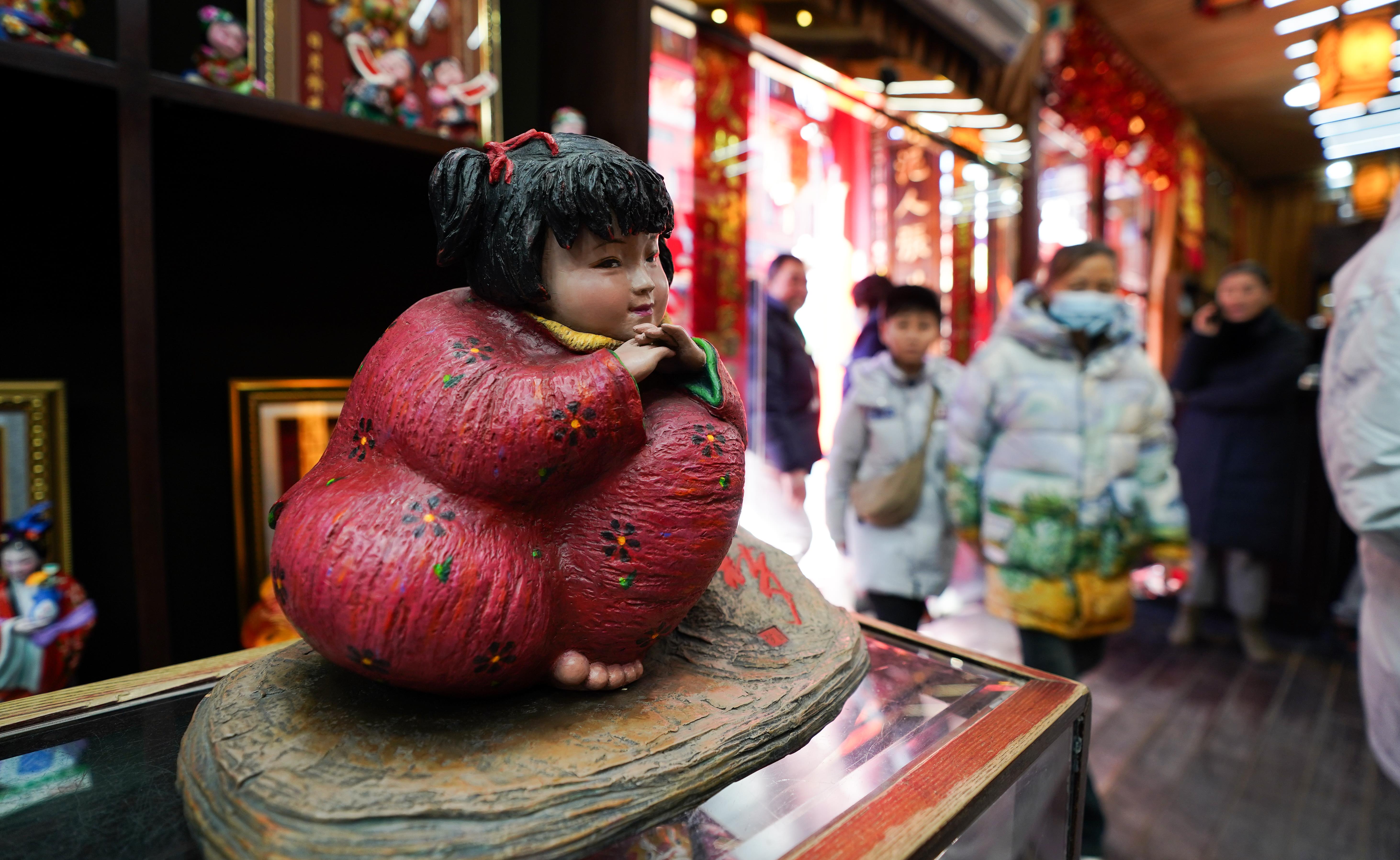 △泥人張彩塑是天津的傳統民間手工藝品，為天津市首批國家級非物質文化遺產。（總臺國廣記者李晉拍攝）