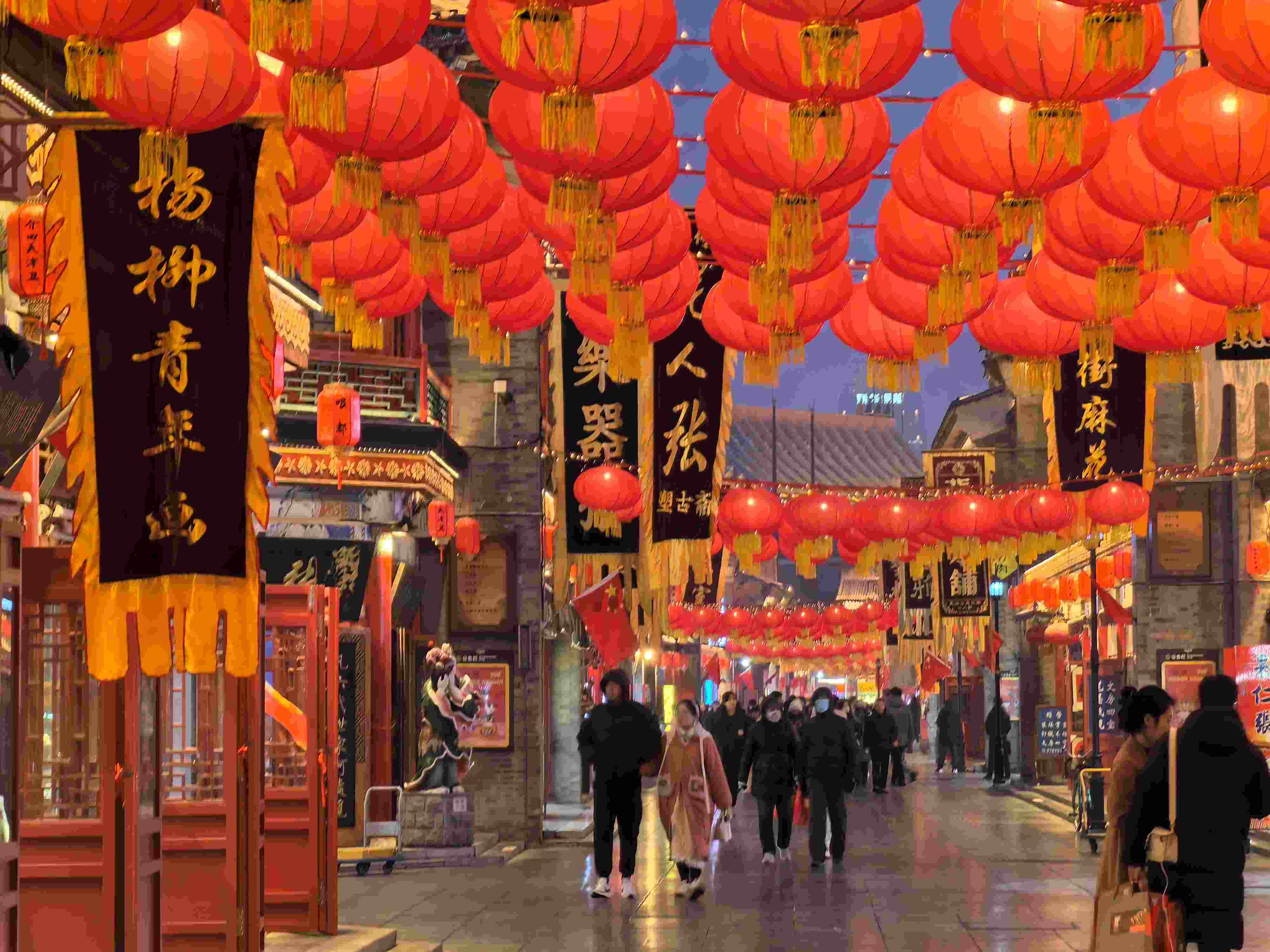 △春節(jié)臨近，古文化街上年味兒漸濃。（總臺央廣記者潘毅拍攝）