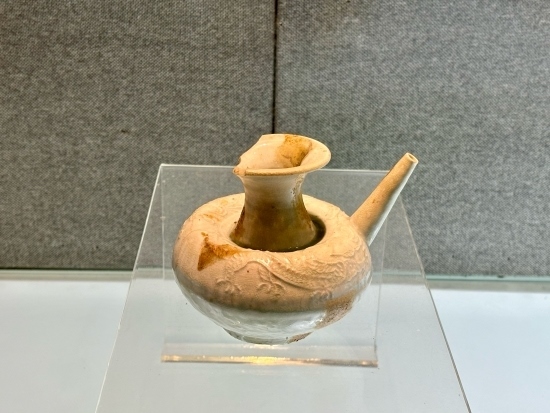 德化縣陶瓷博物館收藏的龍紋軍持。人民網(wǎng)記者 金慧慧攝