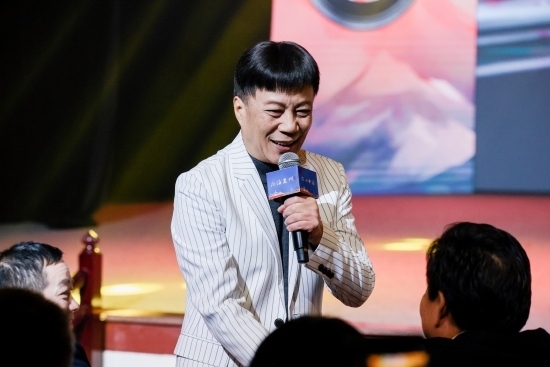 “何以中國·向海泉州”網(wǎng)絡(luò)主題活動(dòng)現(xiàn)場(chǎng)，陳百潭演出時(shí)與觀眾互動(dòng)。泉州廣播電視臺(tái)供圖