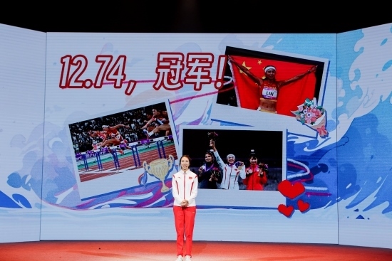 “何以中國·向海泉州”網(wǎng)絡(luò)主題活動(dòng)現(xiàn)場(chǎng)，林雨薇講述奪冠經(jīng)歷。泉州廣播電視臺(tái)供圖