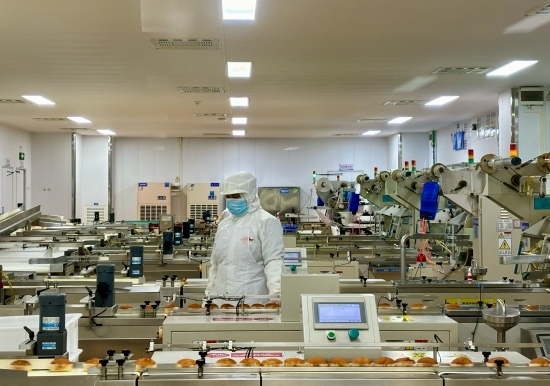 盼盼5G智慧工廠生產(chǎn)線正在進(jìn)行產(chǎn)品質(zhì)檢。人民網(wǎng)記者 金慧慧攝