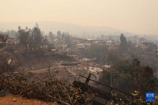 這是2月3日在智利瓦爾帕萊索大區(qū)比尼亞德爾馬市拍攝的在森林火災(zāi)中燒毀的房屋。新華社發(fā)