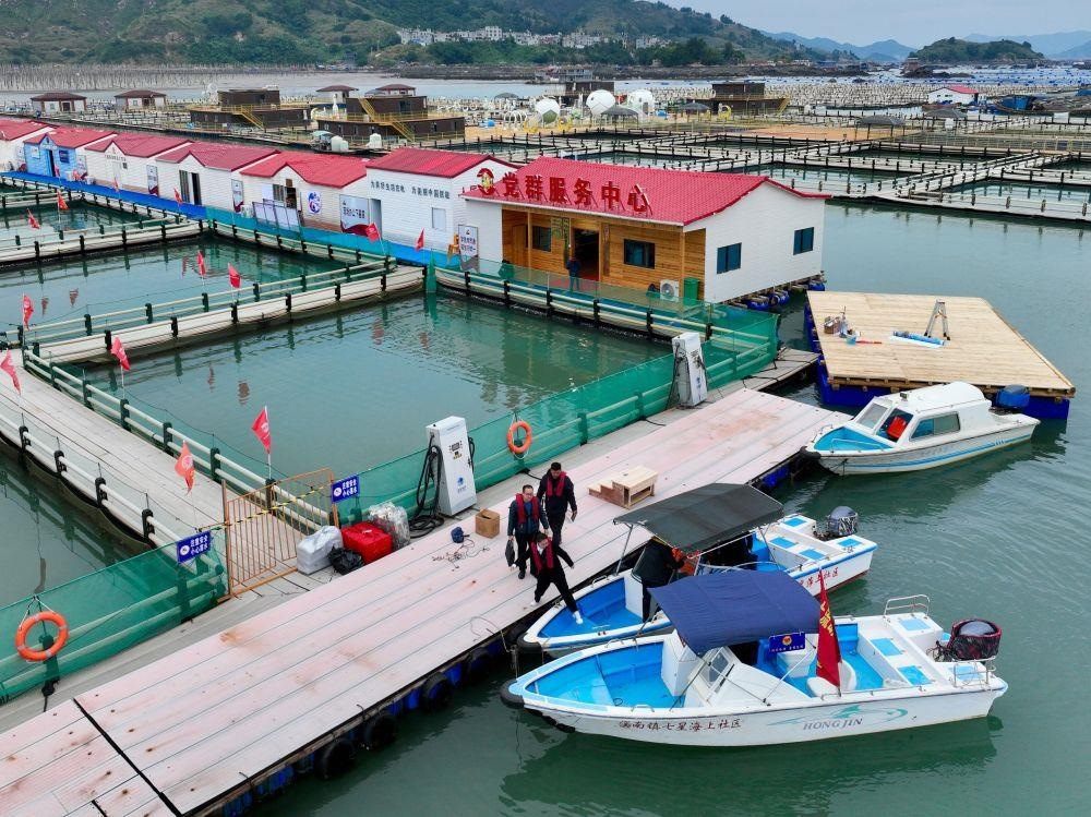 △2023年11月14日，福建寧德市霞浦縣溪南鎮(zhèn)七星海上社區(qū)的工作人員，前往轄區(qū)漁排進(jìn)行民情走訪。