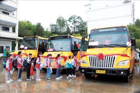 △2023年9月28日，湖北竹山縣校園直通車全域開通后，學(xué)生在有序排隊乘車。第二批主題教育開展后，竹山縣將實施農(nóng)村道路暢通工程作為為民辦實事的重要內(nèi)容。