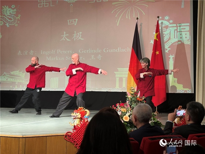 太極，表演者：Ingolf Peters、Gerlinde Gundlach、Markus Stüber